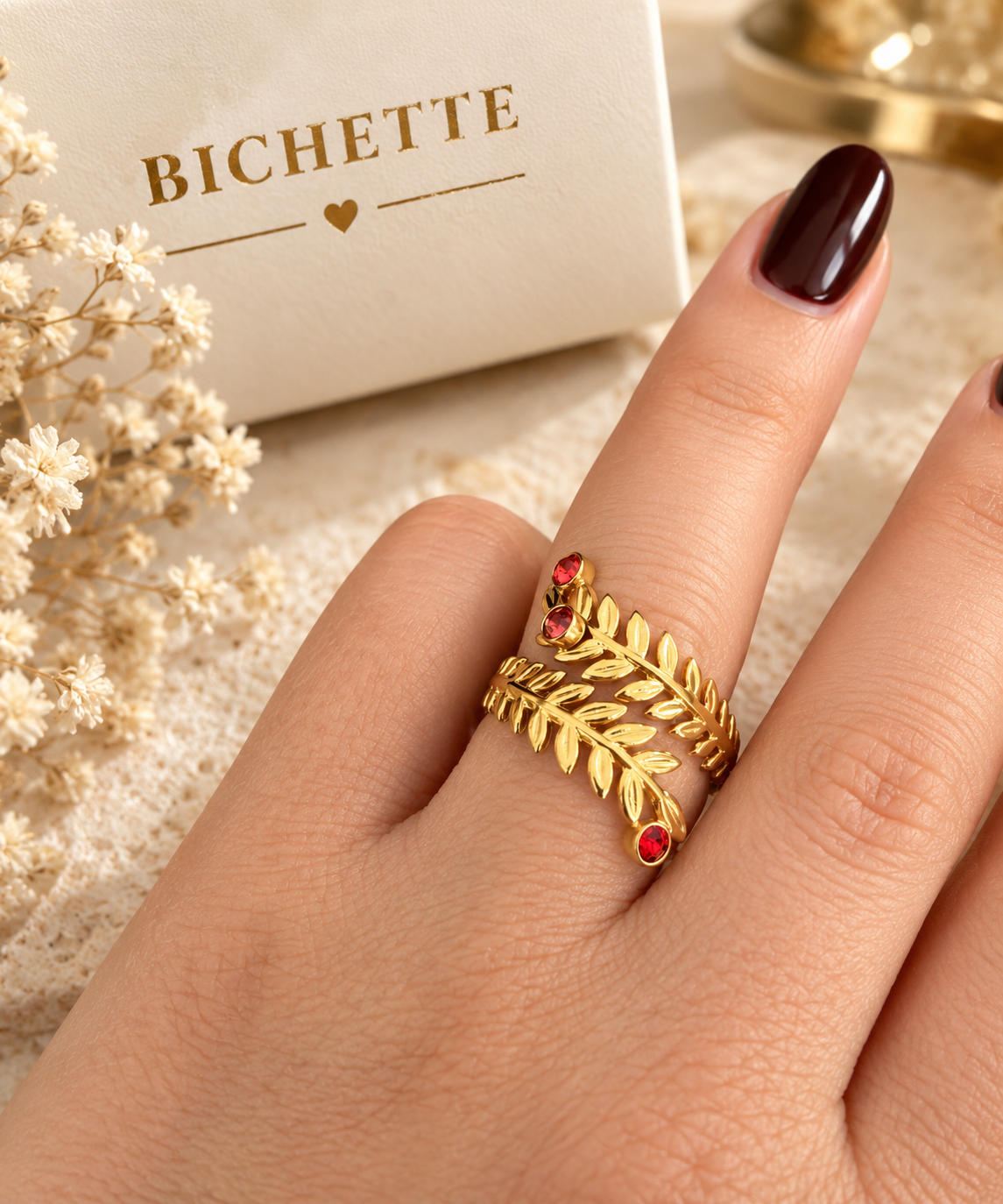 Bague en forme de feuille ornée de strass