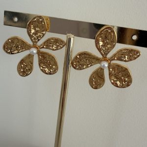 Boucles d’oreilles Fleur Martelée doré et perle