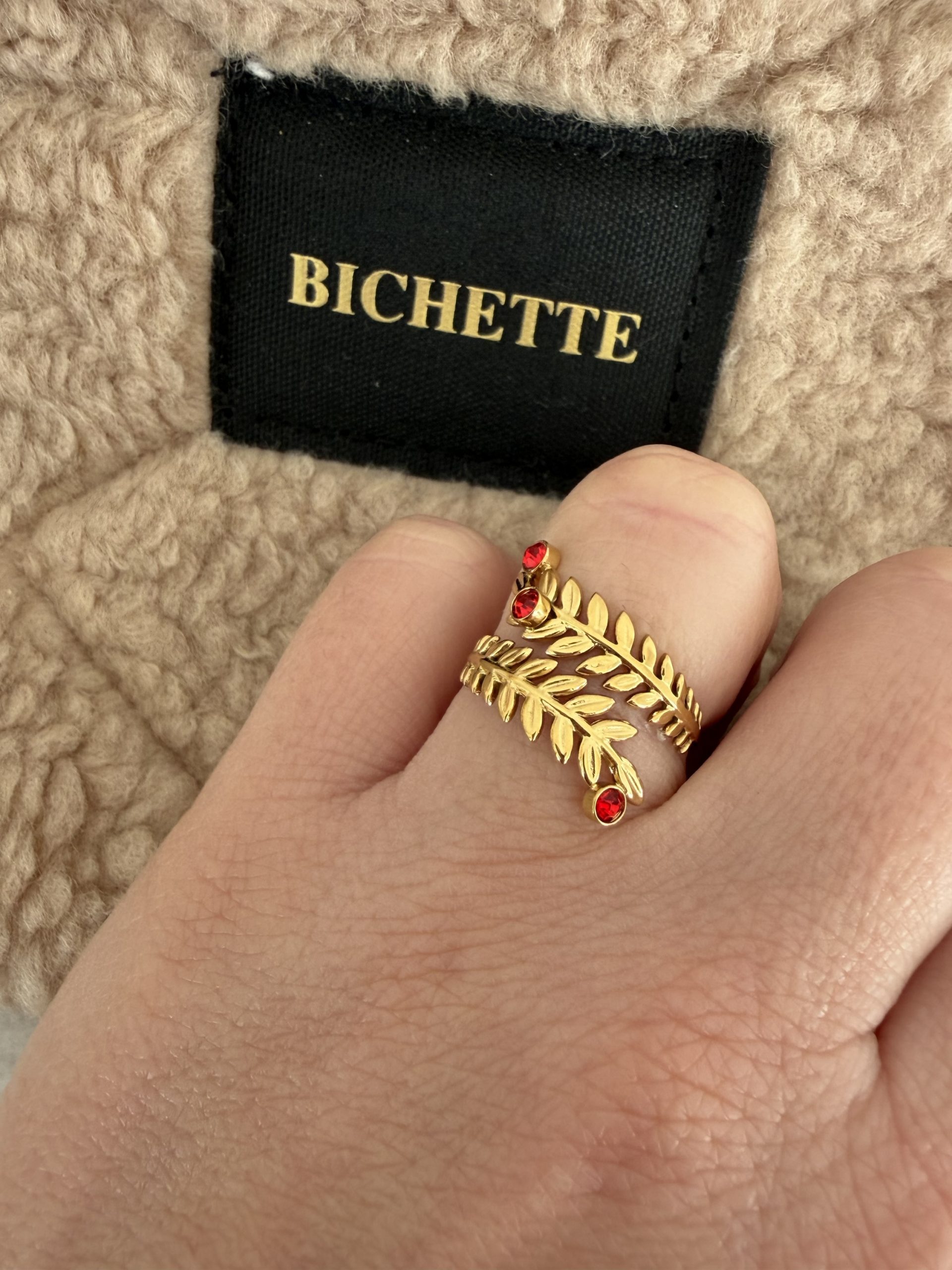 Bague en forme de feuille ornée de strass